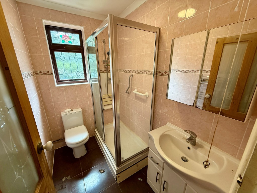Lot: 79 - DETACHED BUNGALOW FOR IMPROVEMENT - Shower room with W.C.